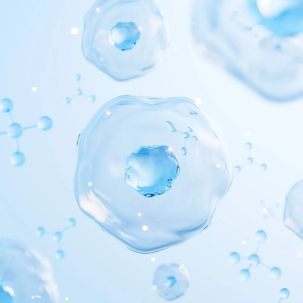 Ortho-Health-Institut-Muenchen-Privatpraxis-Kniespezialist-Sportmedizin-was-sind-Stammzellen-589223409 Eine Nahaufnahme schwebender, transparenter blauer Zellen mit kernähnlichen Strukturen im Inneren vor einem hellblauen Hintergrund. Die Zellen sind von kleinen Molekülstrukturen umgeben, die ein mikroskopisches oder biologisches Thema suggerieren, das an die Forschung am Ortho Health Institut in München erinnert.